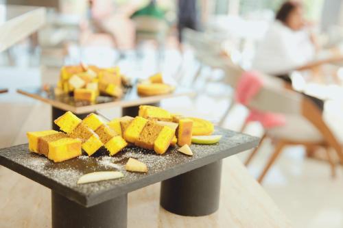 un plato de comida sobre una mesa en Zenith Premiere Hotel Baubau, en Bau-Bau