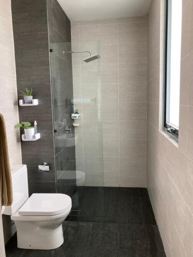FREE NETFLIX! ZAs Suite at Troika Residence, KB في كوتا بْهارو: حمام مع مرحاض ودش زجاجي