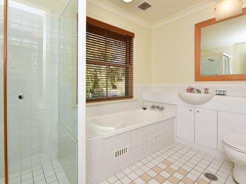 Et badeværelse på Villa 2br Ferre Villa located within Cypress Lakes Resort