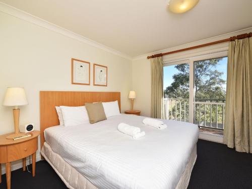 En eller flere senge i et værelse på Villa 2br Ferre Villa located within Cypress Lakes Resort