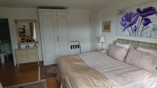 A bed or beds in a room at Le Lierre B&B