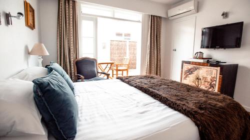 a bedroom with a bed and a large window at The Duke Of Marlborough in Russell