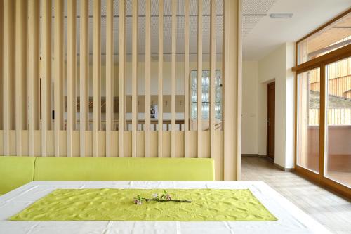 a room with a table and a green couch at Vino Valdhuber Apartments in Svečina
