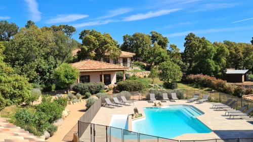 une villa avec piscine et chaises dans l'établissement Villas Lantana, à Porto-Vecchio