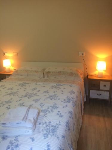 - une chambre avec un lit et 2 lampes sur 2 tables dans l'établissement la casetta delle more (monolocale), à Spolète