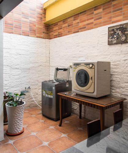 a microwave sitting on top of a table next to at Kending Kaying Hotel in Hengchun