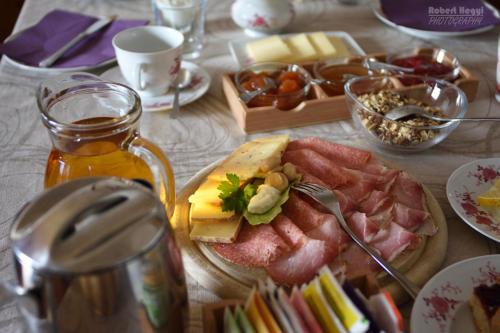 Galler am Berg في سان كانديدو: طاولة مليئة بطبق من الطعام مع اللحوم والجبن