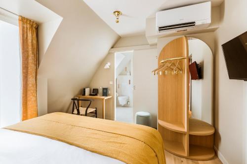 - une chambre avec un lit et une étagère dans l'établissement Hôtel AMI - Orso Hotels, à Paris