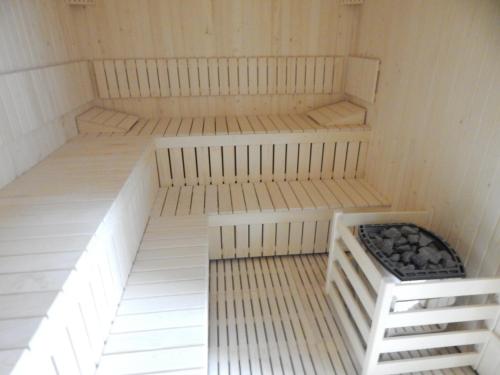 a room with two bunk beds in a sauna at Hotel Traian Caciulata in Călimăneşti