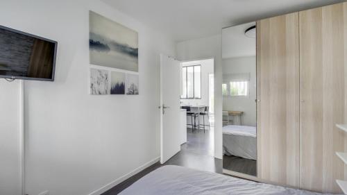 - une chambre avec des murs blancs et une porte coulissante en verre dans l'établissement DIFY Malot - Jean Macé, à Lyon