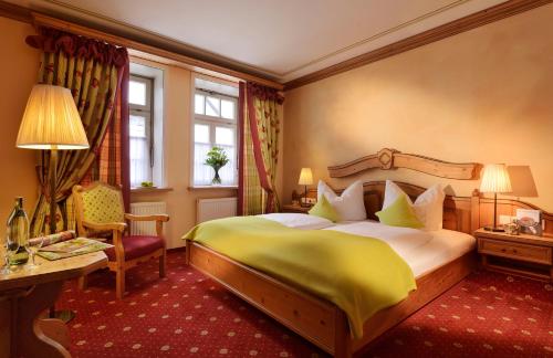 Postel nebo postele na pokoji v ubytování Romantik Hotel Knippschild