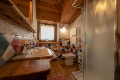 a bathroom with a sink and a toilet at Hotel Della Nouva in Pila