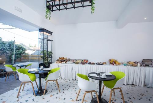 Reštaurácia alebo iné gastronomické zariadenie v ubytovaní Faliraki Premium Hotel