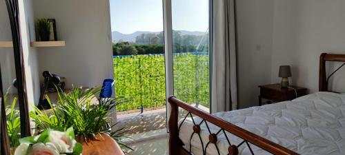 Katil atau katil-katil dalam bilik di Thalassa Seaside Boutique Beach Apartment