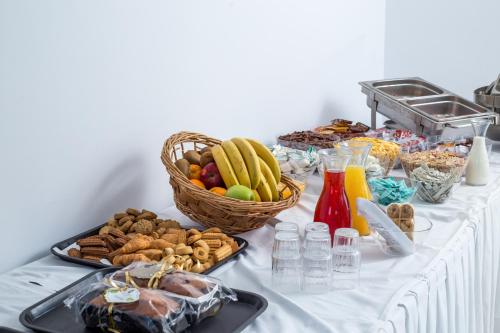 un tavolo con un buffet di cibo sopra di Faliraki Premium Hotel a Faliraki