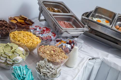 un buffet con molti tipi diversi di cibo su un tavolo di Faliraki Premium Hotel a Faliraki