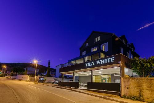 a building with a sign that reads va white at Vila White in Trogir
