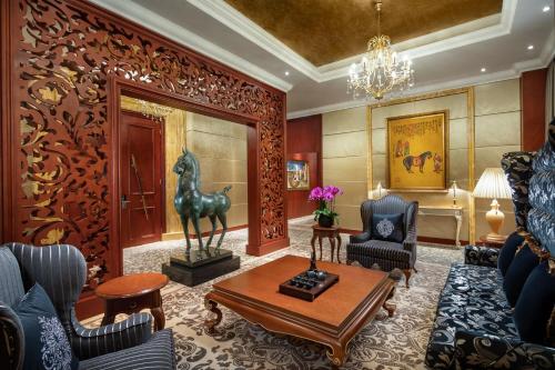a living room with a couch and a horse statue at Crowne Plaza Shenzhen Futian, Near to Shenzhen Convention&Exhibition Centre, Shenzhen Stock Exchange and Shenzhen Civic Center, Outdoor Heated Pool in Shenzhen
