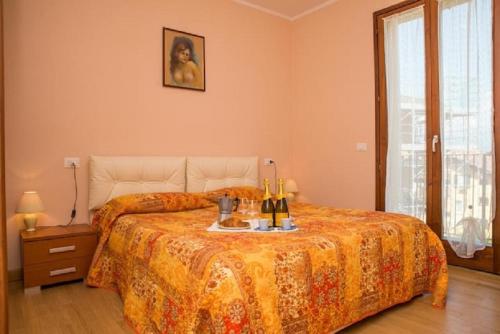 una camera da letto con un letto e un piatto di cibo sopra di Appartamenti Palazzotto a Stresa