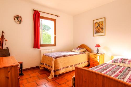 1 dormitorio con 2 camas y ventana en Villa Eden en Antibes