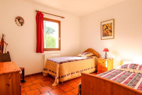 Un dormitorio con dos camas y una ventana. en Villa Eden, en Antibes