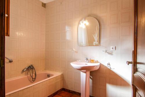 un baño con lavabo y bañera en Villa Eden, en Antibes