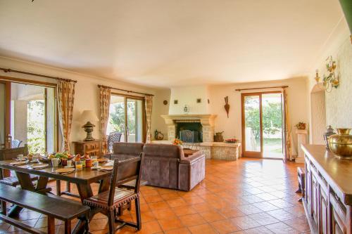 un salon avec une table et un canapé dans l'établissement Villa Eden, à Antibes