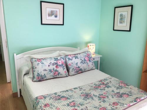 a bedroom with a bed with two pillows at Hostal Restaurante Alarico in Allariz