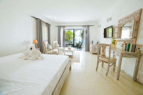 Кровать или кровати в номере Hibiscus Boutique Hotel