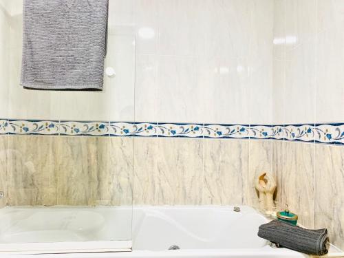 a bathroom with a white tub and a sink at VIVE BENALMÁDENA Apartamento La Paloma, PLAYA a 100m in Benalmádena