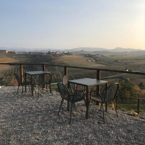 a group of tables and chairs sitting on top of a hill at Il GrecAle - Camere e Appartamenti in La Morra