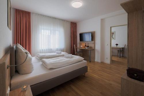 Una cama o camas en una habitación de Edelweiß - Appartements & Café