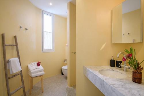 łazienka z umywalką i toaletą w obiekcie AquaBlanca Suite Chic Deluxe, en Punta Mujeres w mieście Punta de Mujeres