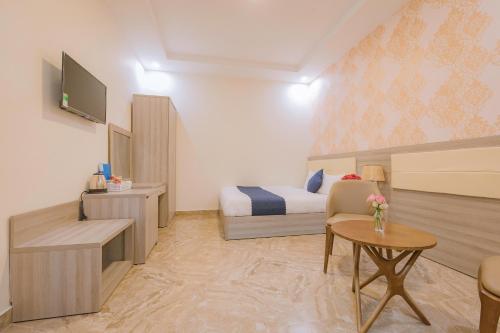 a hotel room with a bed and a table at Khanh Uyen 1 Hotel in Da Lat