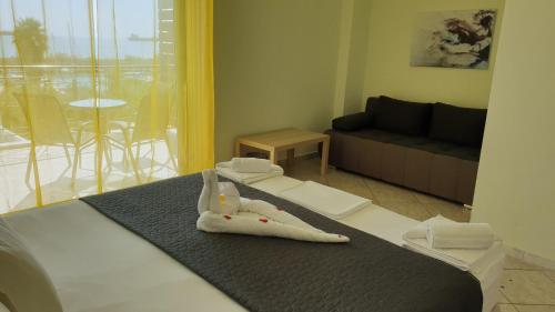 una camera da letto con un letto con un giocattolo sopra di Vista Marina a Kalamáta