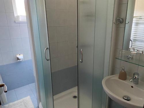een badkamer met een douche en een wastafel bij Penzion v strani in Mýto pod Dumbierom