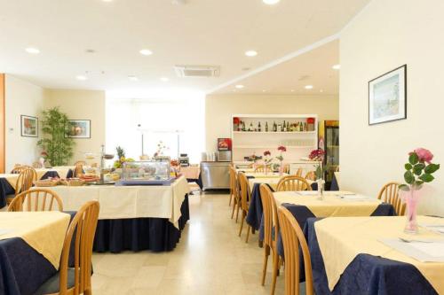 Un restaurante u otro lugar para comer en Hotel St Pierre