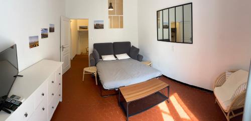 a small room with a bed and a mirror at Maison de village au pays des lavandes à Valensole in Valensole