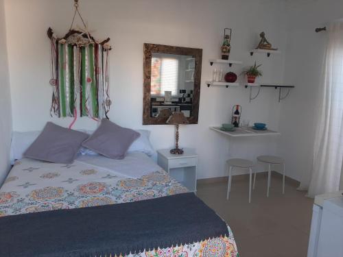 Schlafzimmer mit einem Bett, einem Spiegel und einem Tisch in der Unterkunft Apartamento tranquilo in Playa Blanca