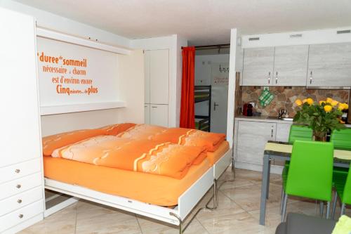 A bed or beds in a room at Un moment de détente inoubliable Saillon-les-Bain