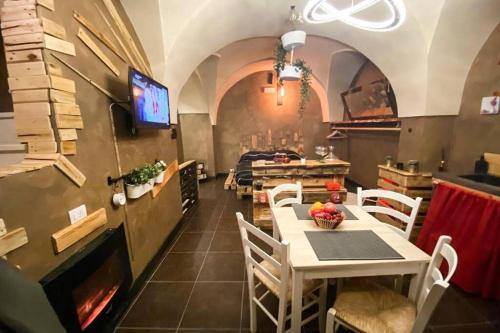 Reštaurácia alebo iné gastronomické zariadenie v ubytovaní a Fasano la casa di Dony e Nicole