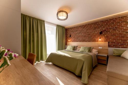 Un pat sau paturi într-o cameră la Hotel Aqualand Inn