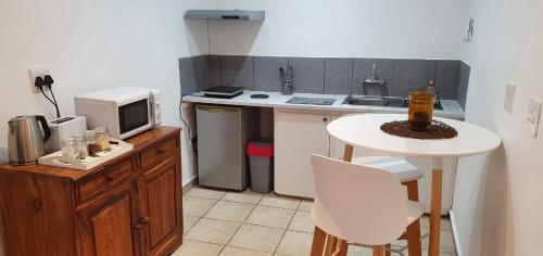 Кухня или мини-кухня в Oudeklip Guesthouse Nieuwoudtville

