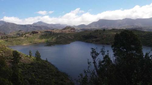 a lake in the middle of a valley with mountains at Casa Rural Las Cáscaras Tejeda Gran Canaria in Tejeda
