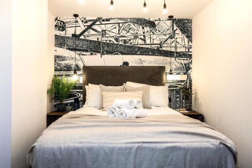 - une chambre avec un lit et 2 serviettes dans l'établissement The Brewers Rooms Contemporary Aparthotel, à Édimbourg