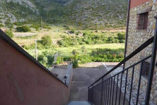 a staircase leading up to a building with a view of a mountain at Las Aliagas Apartamentos Rurales in Megina