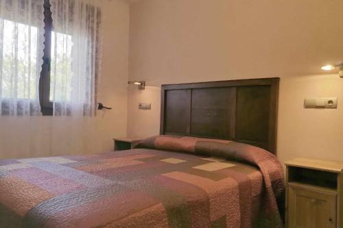 a bedroom with a bed and a window at Las Aliagas Apartamentos Rurales in Megina