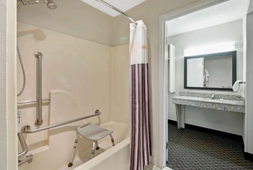 y baño con bañera, lavamanos y ducha. en La Quinta by Wyndham Harrisburg Airport Hershey en Harrisburg