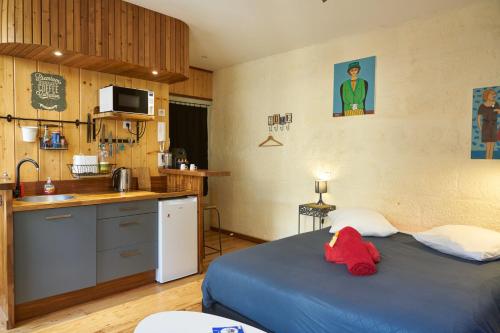 Cette chambre dispose d'une cuisine et d'un lit. dans l'établissement Les Appartements de la Victoire, Centre-ville, Parking GRATUIT, à Bordeaux