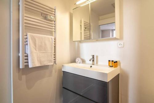 une salle de bain avec un lavabo et un miroir dans l'établissement C039-APPARTEMENt LUMINEUX AU SUQUET POUR 3 PERSONNES, à Cannes